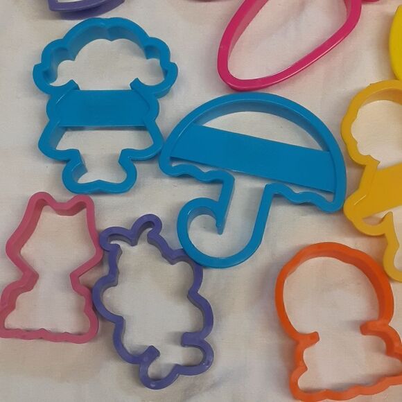 Lot of Wilton set of 22 plastic Spring/Easter cookie cutters - Picture 4 of 5